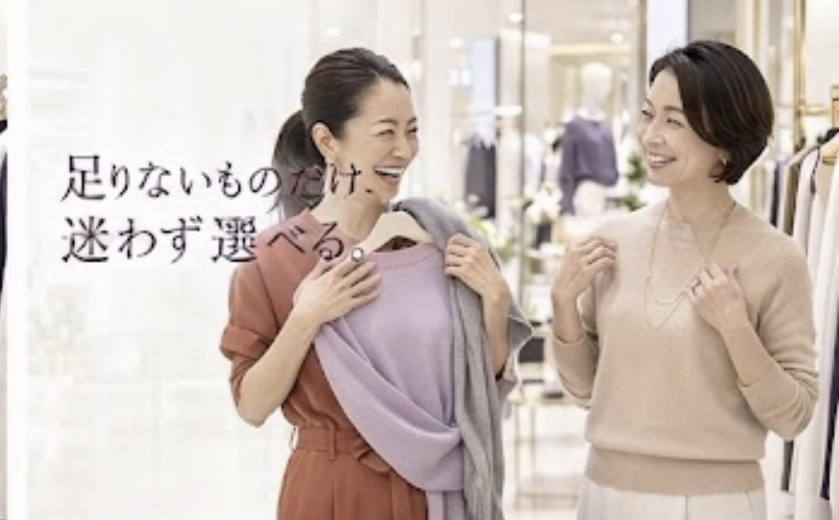 ショッピング同行で、お客様とアテンダントが店頭で必要な服を一緒に選んでいる様子。足りないものだけ、迷わず選べる。